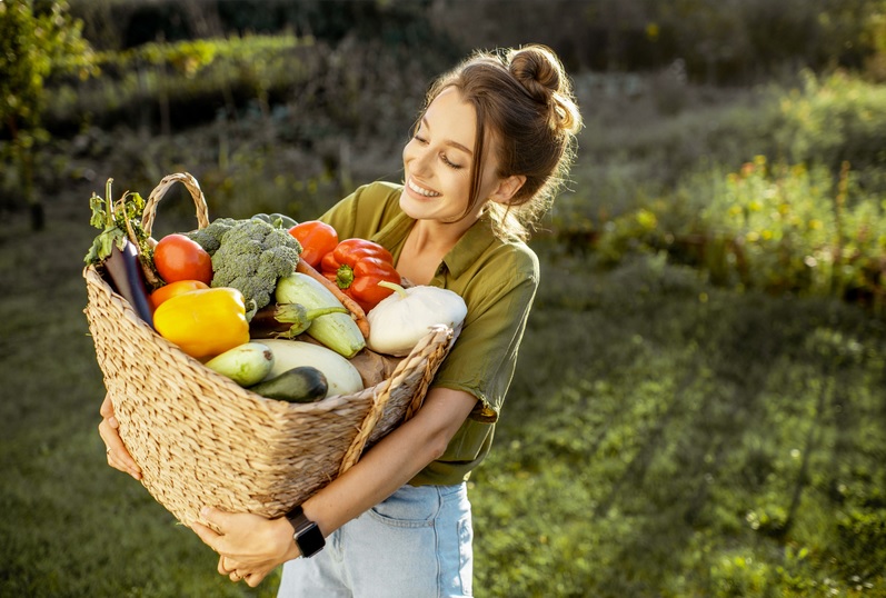 Femme panier de fruits